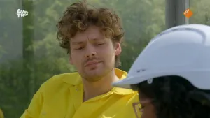 Foto van kind met bouwhelm die samen met Soy Kroon zit.