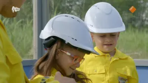 Foto van een jongen en een meisje met bouwhelmen