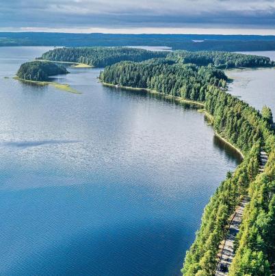 Grote meren met daartussen een klein strookje land met bos en een weg.