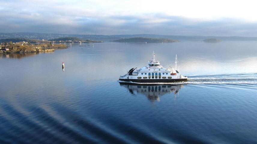 Veerboot op het water onderweg naar het vaste land