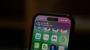 Foto van smartphone waarop een melding binnenkomt, een berichtje van mammie: ben je bijna klaar?