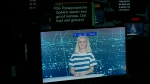 Foto van monitor waarop presentatrice Janouk te zien is in het decor van RTl Nieuws.