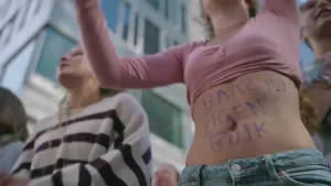 Een foto van een baas in eigen buik demonstratie.