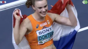Atlete met Nederlandse vlag om haar schouders.
