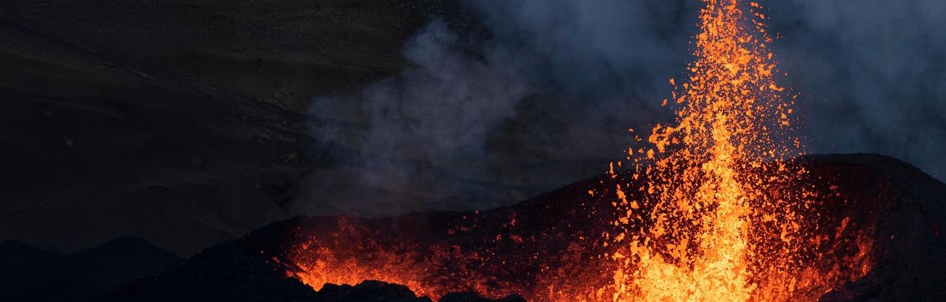 Foto van lava die uit vulkaan spuit.