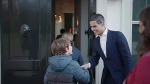 Foto van minister-president Rob Jetten die een jongen de hand schud