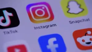 Foto van social media apps op telefoonscherm