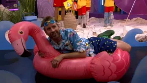 Foto van Daan Boom op opblaasflamingo