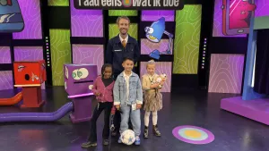 Foto van Daan Boom met kinderen