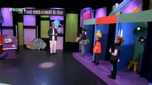 Foto van Daan Boom met kinderen die verkleed zijn als verschillende beroepen
