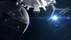 Foto van satelliet met in de achtergrond de maan