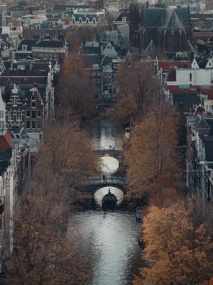 Luchtfoto van grachten en grachtenpanden in Amsterdam in de herfst. 
