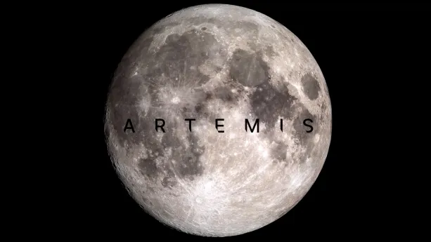 Foto van de maan met kraters op het oppervlak tegen een zwarte achtergrond. Over de maan staat in hoofdletters 'ARTEMIS'.