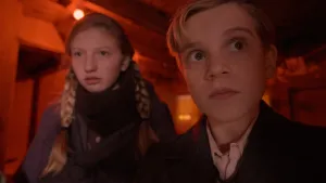 Foto van twee kinderen in die schuilen de tweedewereldoorlog