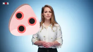 Een foto van een blonde presentatrice in een studio. Naast haar wordt een grafische weergave van drie cellen getoond.