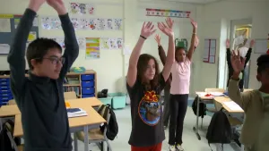 Foto van kinderen die bewegen in de klas
