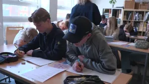 Foto van jongens die in de klas aan het werk zijn