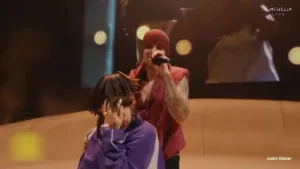 Foto van Justin Bieber die voor Billie Eilish aan het zingen is