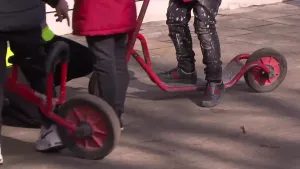 Foto van speelplein met kinderen op steps