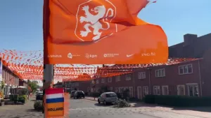 Foto van een oranje versierde straat in Breda
