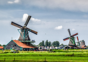 Foto van een Nederlands landschap met windmolens