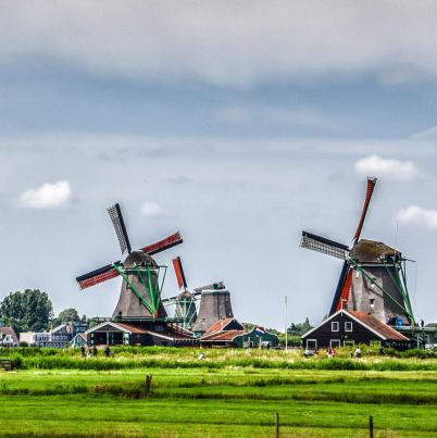 Foto van een Nederlands landschap met windmolens