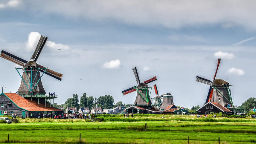 Foto van een Nederlands landschap met windmolens