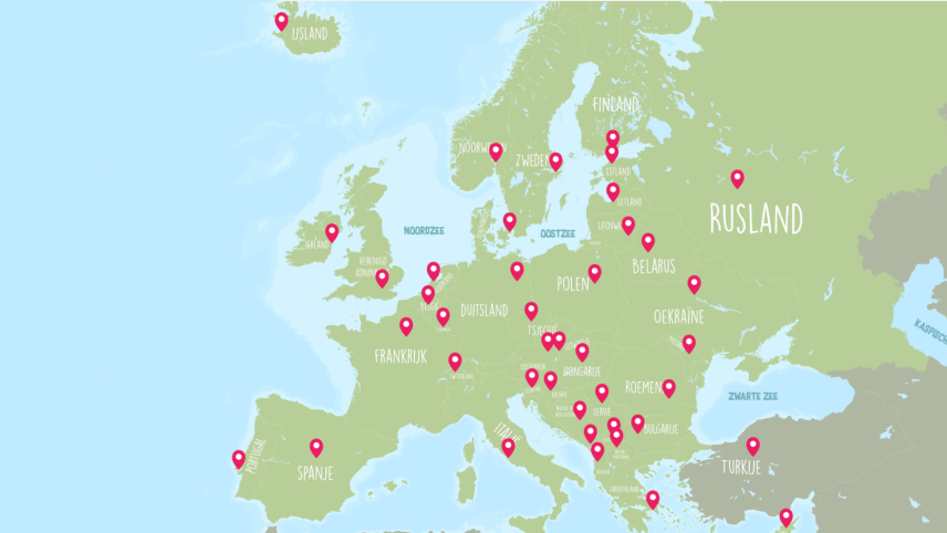 Een getekende kaart van Europa. De landen zijn groen gekleurd, de zeeën en oceanen blauw. De namen staan in tekst op de landen geschreven en bij elke hoofdstad staat een rode marker.
