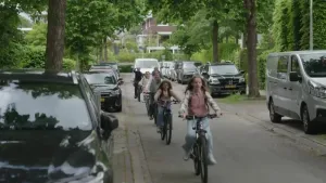 Foto van fietsende kinderen