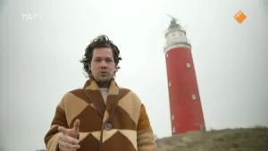 Foto van presentator Pascal voor de vuurtoren van Texel.