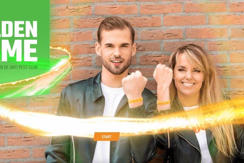 Foto van presentatrice Anne-Mar Zwart en youtuber Thomas met antipestbandjes om hun pols.
