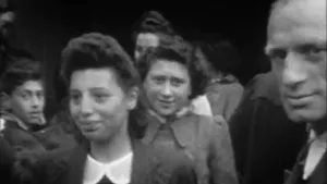 Zwart-wit beeld van een aantal jonge vrouwen in oorlogstijd.