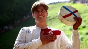 Foto van Niels Wennemars die kaasrolwedstrijd wint