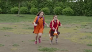 Foto van kinderen in oranje die voetballen