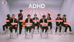 Een foto van 9 stoelen in een studio. Er zit een versie van presentator Dennis op elke stoel, in steeds een andere houding. Hij beeldt zo verschillende symptomen van ADHD uit, zoals opstaan en rusteloos. Erboven staat het woord ADHD.