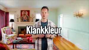 Foto van presentator Sander Zwiep in een woonkamer met het woord klankkleur voor zich in beeld.