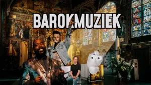 Foto van kerk met glas in lood-ramen. In de kerk zie je afbeeldingen van presentator Sander Zwiep achter piano, Barry White achter microfoon en Adam Levine van Maroon 5. Ook een plaatje van een soort popcorn met ogen en pootjes.