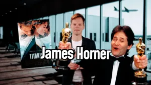 Foto van presentator Sander Zwiep op vliegveld met naast zich de filmposter van Titanic en man die twee oscars vasthoudt, filmcomponist James Horner.