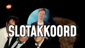 Foto van presentator Sander Zwiep voor zwarte achtergrond met de acteurs van Jiskefet ervoor en de blauwe planeet Neptunus achter zich. In witte letters het woord slotakkoord.