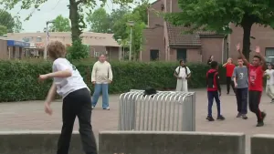 foto van spelende kinderen op een schoolplein