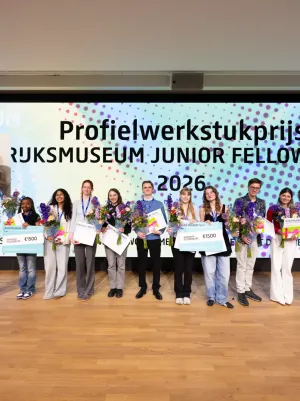 Kandidaten Junior Fellowship poseren voor een foto tijdens de prijsuitreiking.