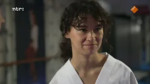 Foto van presentatrice Serah in wit taekwondopak.