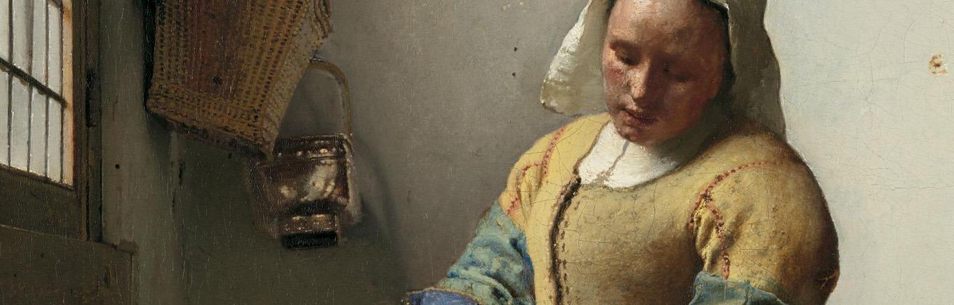 Schilderij van Johannes Vermeer van een meisje met gele blouse, blauwe schort en wit mutsje dat uit een bruine kan melk schenkt.
