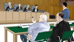 Een tekening van een rechtszaal. De verdachte zit vooraan tegenover drie rechters en een griffier. Naast de verdachte zit een advocaat. Daarnaast staat een man met twee vingers omhoog, hij is een getuige die zweert dat hij de waarheid spreekt.