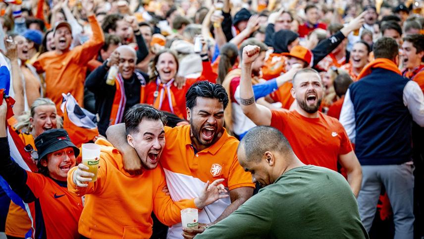 Foto van juichende oranjefans tijdens een wedstrijd van het Nederlands elftal.