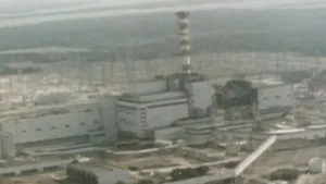 Foto van de kerncentrale van Tsjernobyl met de ontplofte reactor.