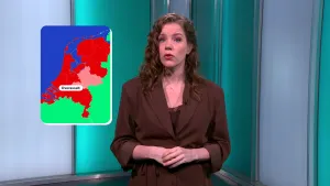 Presentatrice Joanke in witgroen decor met kaart van NEderland waarop Overasselt in het zuiden van Gelderland staat aangegeven.