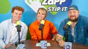 Floris, Anne Mar en Nick met een microfoon voor hen op tafel.