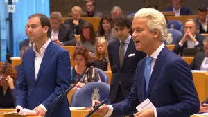 Een foto van politicus Geert Wilders in de Tweede Kamer bij de interruptiemicrofoon.