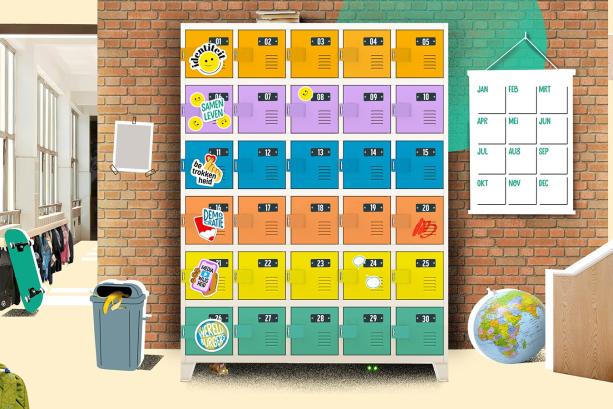Illustratie van schoolgang met kluisjes in vrolijke kleuren. Naast de kluisjes zijn kapstokken met jassen en een skateboard, een prullenbak met een bananenschil, een opblaas wereldbol en een kalender aan de muur.
